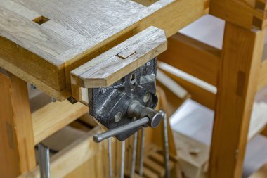 Küçük bir marangozluk atölyesinde endüstriyel ekipmanlar. Elle yapılan ahşap ve değerli orman ürünleri.