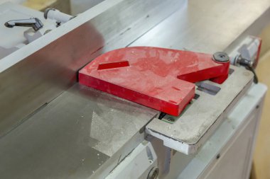 Küçük bir marangozluk atölyesinde endüstriyel ekipmanlar. Elle yapılan ahşap ve değerli orman ürünleri.