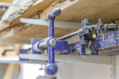 Marangozluk atölyesinde mekanik bir alet. Elle yapılan ahşap ve değerli orman ürünleri.