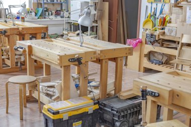 Moskova, Rusya - 27 Mayıs 2021: Rubankov doğramacılığının boş atölyesi. Değerli ahşap ürünlerin üretimi için çalışma yerleri ve çalışma bankları