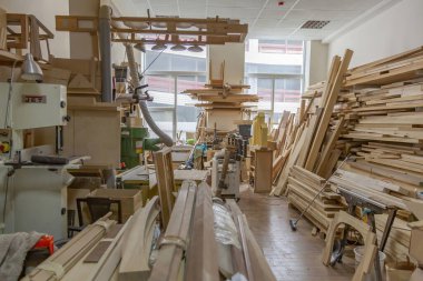 Moskova, Rusya - 27 Mayıs 2021: Rubankov doğramacılığının boş atölyesi. Değerli ahşap ürünlerin üretimi için çalışma yerleri ve çalışma bankları