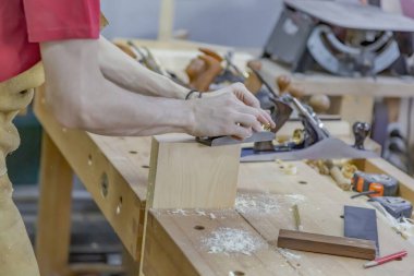 Küçük bir marangoz atölyesindeki marangoz işi.