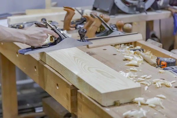 Die Arbeit Eines Tischlers Der Werkstatt Einer Kleinen Holzbearbeitenden Fabrik — Stockfoto