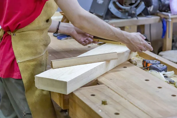 Die Arbeit Eines Tischlers Der Werkstatt Einer Kleinen Holzbearbeitenden Fabrik — Stockfoto