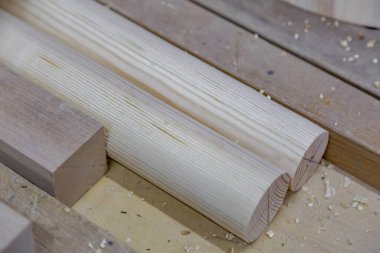 Marangozluk atölyesinde el işi yapmak için doğal ahşap boşluğu.