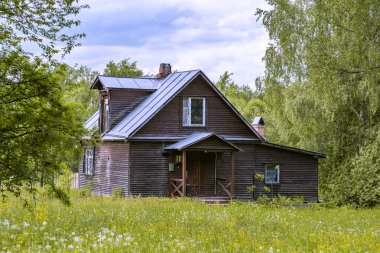 Uzak bir köydeki terk edilmiş eski bir kırsal binanın yıkılmış yüzünün bir parçası.