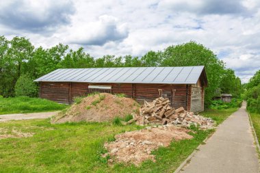 Uzak bir köydeki terk edilmiş eski bir kırsal binanın yıkılmış yüzünün bir parçası.