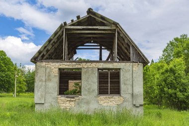 Uzak bir köydeki terk edilmiş eski bir kırsal binanın yıkılmış yüzünün bir parçası.