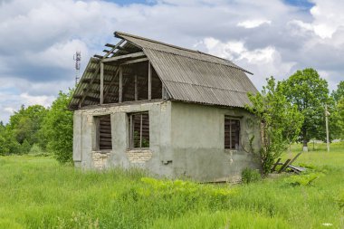 Uzak bir köydeki terk edilmiş eski bir kırsal binanın yıkılmış yüzünün bir parçası.