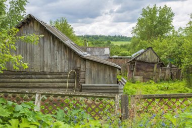 Uzak bir köydeki terk edilmiş eski bir kırsal binanın yıkılmış yüzünün bir parçası.