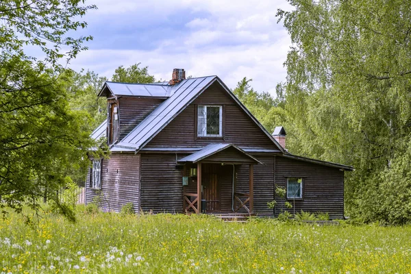Uzak bir köydeki terk edilmiş eski bir kırsal binanın yıkılmış yüzünün bir parçası.