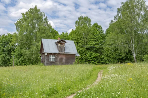 Uzak bir köydeki terk edilmiş eski bir kırsal binanın yıkılmış yüzünün bir parçası.