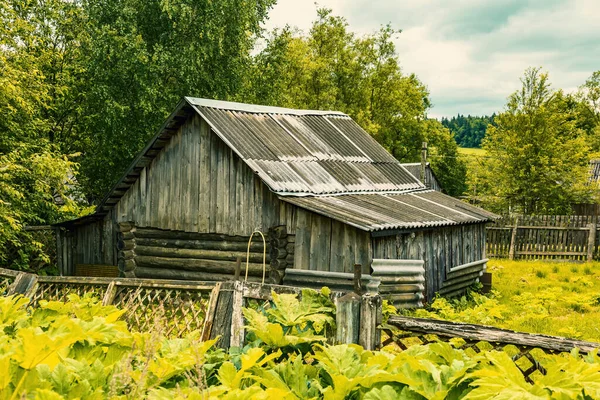 Parte Fachada Arruinada Antigo Edifício Rural Abandonado Numa Aldeia Remota — Fotografia de Stock