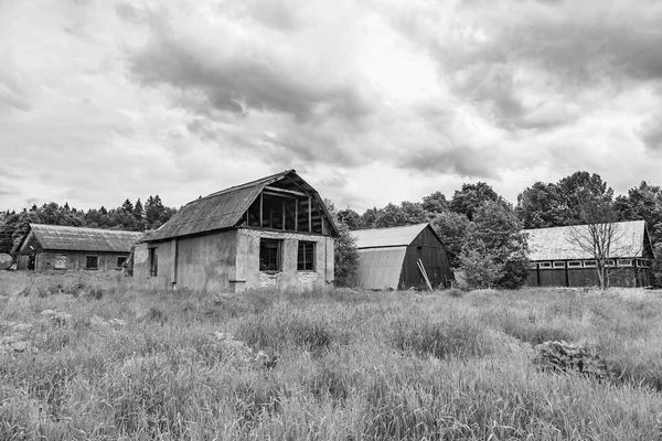 Ingår Den Ruinerade Fasaden Övergiven Gammal Lantlig Byggnad Avlägsen — Stockfoto