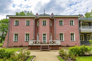 Muranovo, Rusya - 6 Haziran 2021: Edebiyat-Anıt Müzesi cephesinin bir parçası. Tyutchev 'in torunları tarafından yaratıldı.