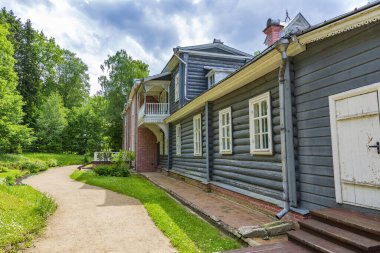 Muranovo, Rusya - 6 Haziran 2021: Edebiyat-Anıt Müzesi cephesinin bir parçası. Tyutchev 'in torunları tarafından yaratıldı.