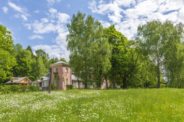 Muranovo, Rusya - 6 Haziran 2021: Edebiyat-Anıt Müzesi cephesinin bir parçası. Tyutchev 'in torunları tarafından yaratıldı.