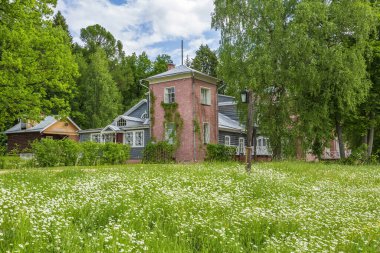 Muranovo, Rusya - 6 Haziran 2021: Edebiyat-Anıt Müzesi cephesinin bir parçası. Tyutchev 'in torunları tarafından yaratıldı.