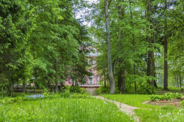 Muranovo, Rusya - 6 Haziran 2021: Edebiyat-Anıt Müzesi cephesinin bir parçası. Tyutchev 'in torunları tarafından yaratıldı.