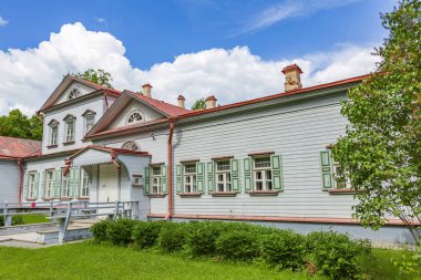Abramtsevo, Rusya - 6 Haziran 2021: Tarihi, sanat ve edebiyat müzesi cephesinin bir parçası