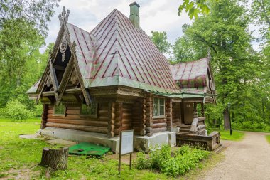 Abramtsevo, Rusya - 6 Haziran 2021: Tarihi, sanat ve edebiyat müzesi cephesinin bir parçası