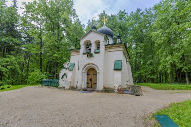 Abramtsevo, Rusya - Haziran 06, 2021: Kurtarıcı Kilisesi Cephesi. 1882 'de yapılmış.