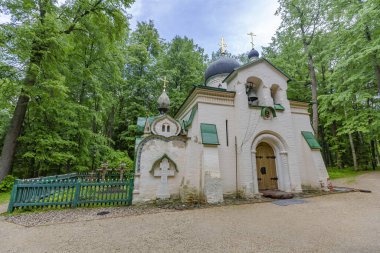 Abramtsevo, Rusya - Haziran 06, 2021: Kurtarıcı Kilisesi Cephesi. 1882 'de yapılmış.