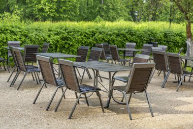 Ekonomik krizin sembolü olarak insanların olmadığı boş bir masa ve açık bir sokak kafeteryası.