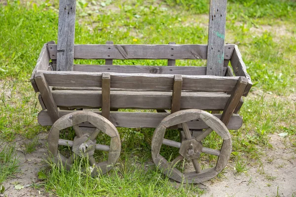 小推车 由木板制成 作为花园或后院装饰的要素 — 图库照片
