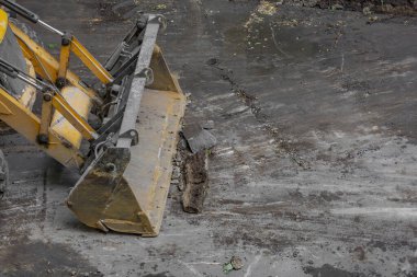 Büyük, ağır, sarı yol çalışması buldozer asfalt kaldırımları ve kaldırımları tazeler