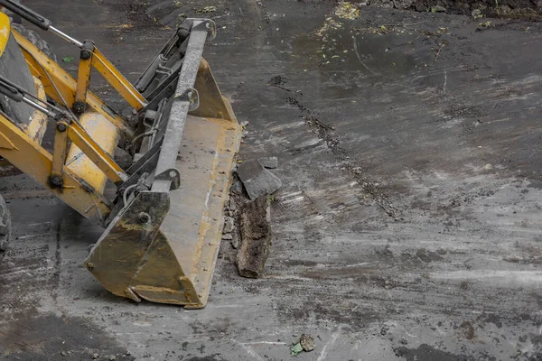 Large Heavy Duty Yellow Road Work Bulldozer Refreshes Asphalt Pavement — Stock Photo, Image