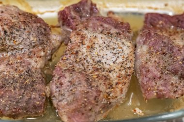 Lezzetli taze domuz boynunda biber ve baharat pişirmek için hazır.