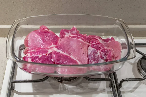 焼き立ての新鮮な豚肉の首にペッパーとスパイス — ストック写真