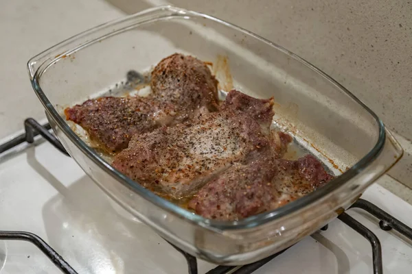 焼き立ての新鮮な豚肉の首にペッパーとスパイス — ストック写真