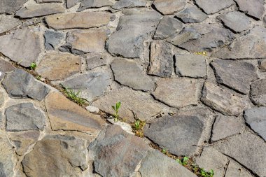 Kaba doğal taştan yapılmış eski duvarcılığın desenli dış yüzeyi