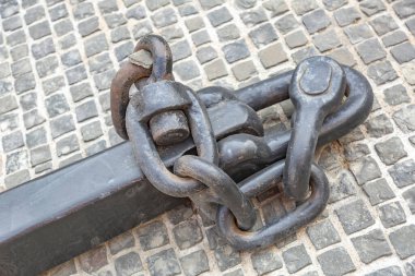 Çapayı duvarcılığın arka planına indirmek ve kaldırmak için güçlü demir zincir.