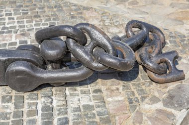 Çapayı duvarcılığın arka planına indirmek ve kaldırmak için güçlü demir zincir.