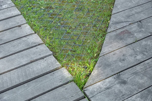 木製の板の粗い表面を織物 公園内を歩く道 — ストック写真