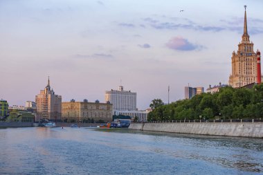 Moskova, Rusya - 13 Temmuz 2021: Moskva Nehri kıyısındaki Rusya Federasyonu Hükümeti Beyaz Saray