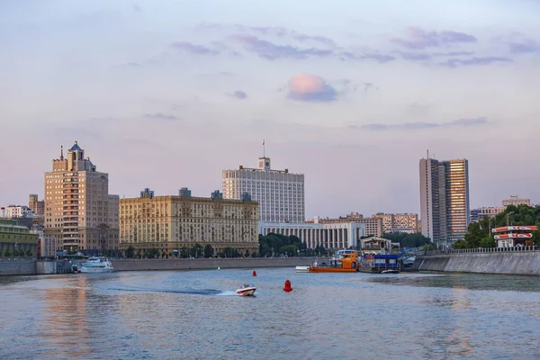 Moskova, Rusya - 13 Temmuz 2021: Moskva Nehri kıyısındaki Rusya Federasyonu Hükümeti Beyaz Saray