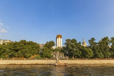 Moskova, Rusya - 13 Temmuz 2021: Moskva Nehri kıyısındaki Rus Bilimler Akademisi 'nin beyaz binası. Sovyet modernizmi