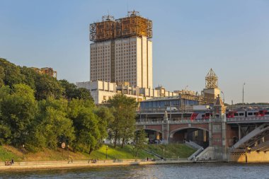 Moskova, Rusya - 13 Temmuz 2021: Moskva Nehri kıyısındaki Rus Bilimler Akademisi 'nin beyaz binası. Sovyet modernizmi