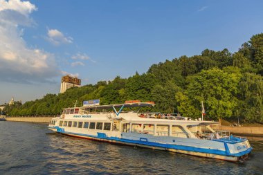 Moskova, Rusya - 13 Temmuz 2021: Moskva Nehri kıyısındaki Rus Bilimler Akademisi 'nin beyaz binası. Sovyet modernizmi