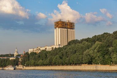 Moskova, Rusya - 13 Temmuz 2021: Moskva Nehri kıyısındaki Rus Bilimler Akademisi 'nin beyaz binası. Sovyet modernizmi