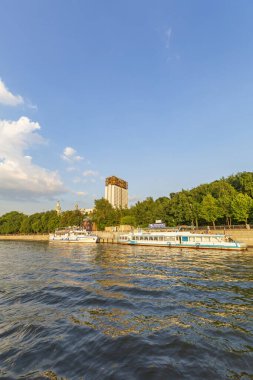 Moskova, Rusya - 13 Temmuz 2021: Moskva Nehri kıyısındaki Rus Bilimler Akademisi 'nin beyaz binası. Sovyet modernizmi