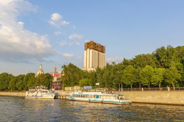 Moskova, Rusya - 13 Temmuz 2021: Moskva Nehri kıyısındaki Rus Bilimler Akademisi 'nin beyaz binası. Sovyet modernizmi