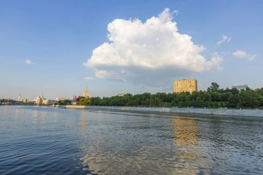 Moskova, Rusya - 13 Temmuz 2021: Moskva Nehri kıyısında Ukrayna Oteli 'nin inşaatı. Stalinist İmparatorluk tarzı. 1957 'de yapılmış.