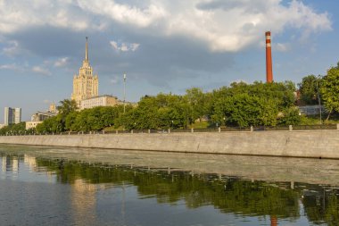 Moskova, Rusya - 13 Temmuz 2021: Moskva Nehri kıyısında Ukrayna Oteli 'nin inşaatı. Stalinist İmparatorluk tarzı. 1957 'de yapılmış.