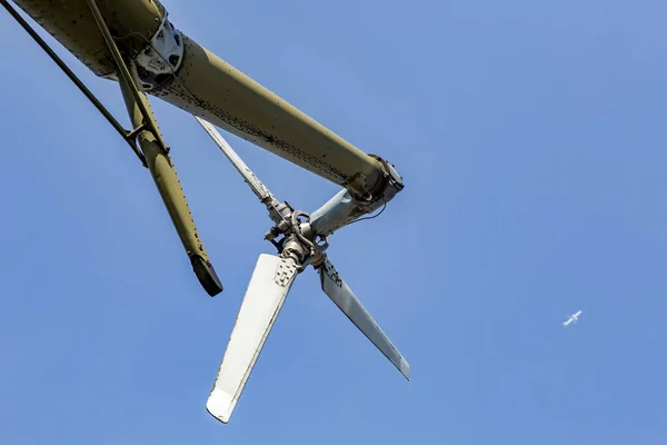 Hélice Poderosa Lâminas Helicóptero Militar Contra Fundo Céu Azul Brilhante — Fotografia de Stock