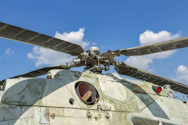 Potente Hélice Palas Helicóptero Militar Sobre Fondo Cielo Azul Brillante —  Fotos de Stock